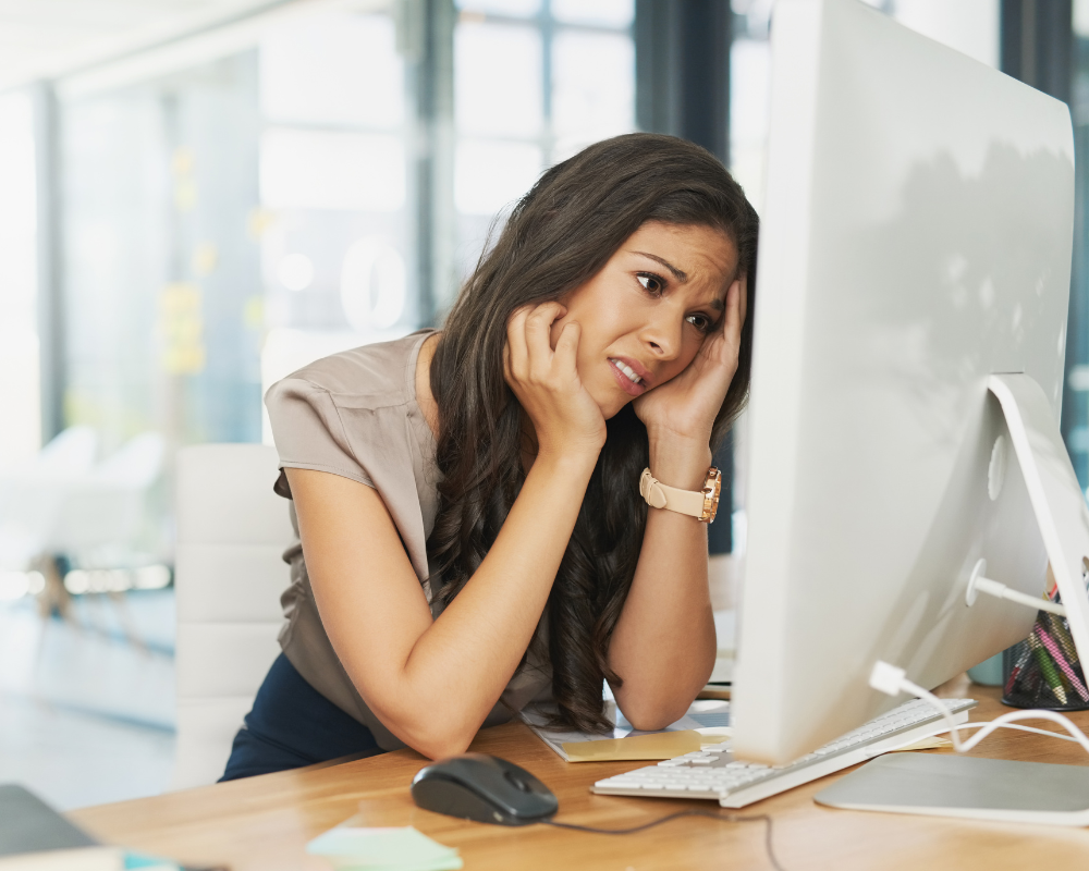 foto mujer preocupada frente al monitor